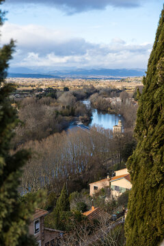 Vue sur l&rsquo;Orb et les montagnes de l&rsquo;arri&egrave;re-pays de B&eacute;ziers depuis le parvis de la Cath&eacute;drale Saint-Nazaire par un temps d&rsquo;hiver nuageux (Occitanie, France)