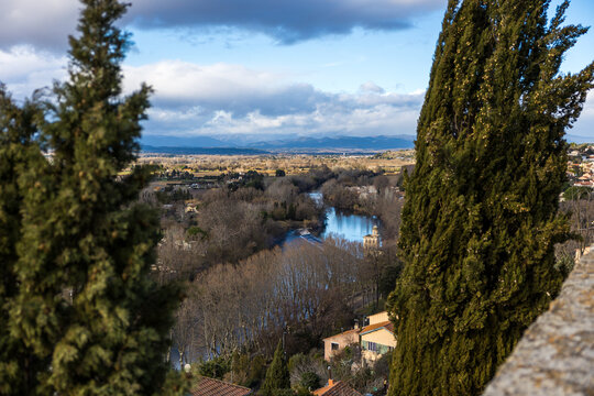 Vue sur l&rsquo;Orb et les montagnes de l&rsquo;arri&egrave;re-pays de B&eacute;ziers depuis le parvis de la Cath&eacute;drale Saint-Nazaire par un temps d&rsquo;hiver nuageux (Occitanie, France)