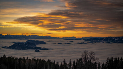 Abendstimmung über den Wolken im Schnee, Kärnten, Österreich