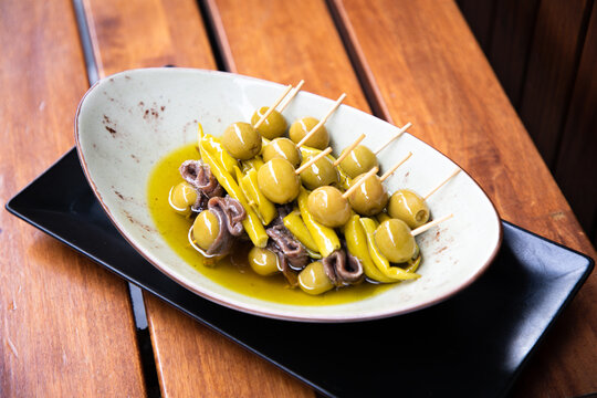 plato con pinchos t&iacute;picos de la gastronom&iacute;a espa&ntilde;ola para comer de tapas en un bar o restaurante
