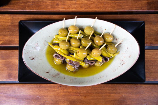 vista desde arriba de pintxos de Gilda típicos de la gastronomía del país vasco con aceituna y anchoa