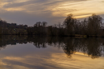 Fototapeta na wymiar Sunset with reflections in the water - Beutwangsee / Beutesee Nürtingen - Neckarhausen