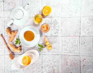 Obraz na płótnie Canvas Refreshing ginger tea with lemon, mint leaf and honey