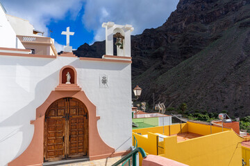 VALLE GRAN REY, LA GOMERA, Kanarische Inseln: Die Stadt mit dem Ortsteil La Calera - Kirche am Hang...