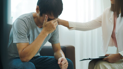 Obraz premium stressed man consultation a psychologist about mental health problem