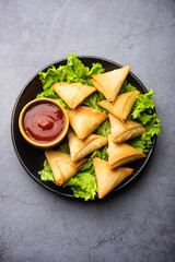 Mini triangle patti samosa