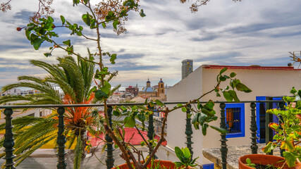 Calles del Barrio de Santa Cruz o Casco Antiguo, Santa Creu (o El Barrio) es la zona del casco antiguo de la ciudad sita en la ladera de una colina. La zona es famosa por su animada vida nocturna, sus