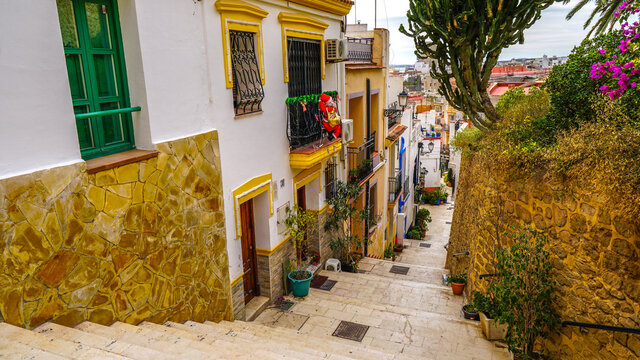 Calles del Barrio de Santa Cruz o Casco Antiguo, Santa Creu (o El Barrio) es la zona del casco antiguo de la ciudad sita en la ladera de una colina. La zona es famosa por su animada vida nocturna, sus
