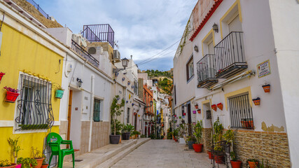 Fototapeta na wymiar Alicante , Calles del Barrio de Santa Cruz o Casco Antiguo, Santa Creu (o El Barrio) es la zona del casco antiguo de la ciudad . La zona es famosa por su animada vida nocturna, sus