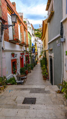 Calles del Barrio de Santa Cruz o Casco Antiguo, Santa Creu (o El Barrio) es la zona del casco antiguo de la ciudad sita en la ladera de una colina. La zona es famosa por su animada vida nocturna, sus