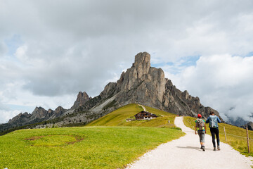 Escursionisti con Vista della alpi in Trentino Alto Adige Italia