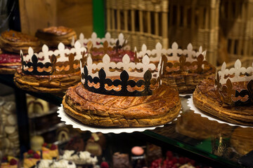 Fototapeta na wymiar Closeup of king cake in a bakery store showroom