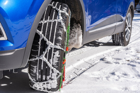 Car wheel with chains and on the snow.