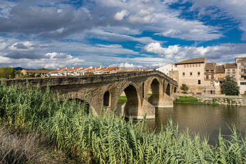 Fototapeta na wymiar puente románico sobre el río Arga, siglo XI, Puente la Reina, valle de Valdizarbe ,comunidad foral de Navarra, Spain