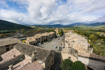 Obraz premium villa de Aínsa desde el campanario de Santa Maria, municipio de Aínsa-Sobrarbe, Provincia de Huesca, Spain, europe