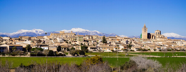 Obraz premium Sineu, and Tramuntana mountains with snow Mancomunidad del Pla, Mallorca, balearic islands, spain, europe