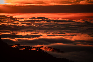 Fototapeta na wymiar Mar de nubes en la puesta de Sol.