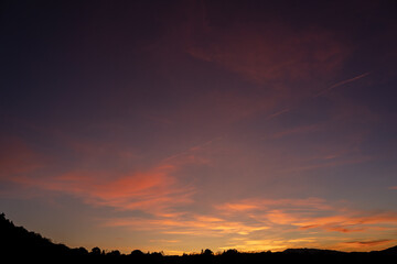 Cielo en el atardecer colores rosados , naranja y azulado. 