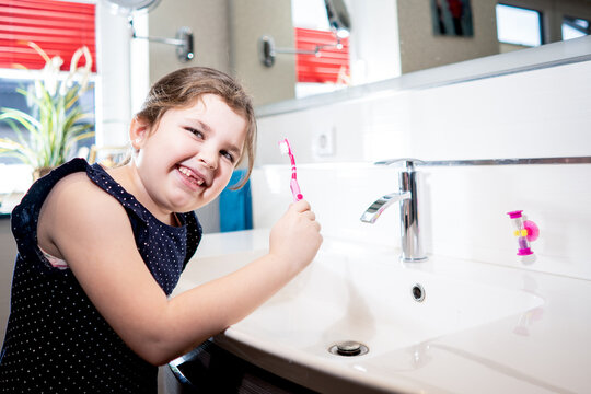 Gl&uuml;ckliches M&auml;dchen beim Z&auml;hneputzen