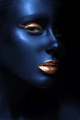 Modeporträt eines blauhäutigen Mädchens mit farbigem Make-up. Schönes Gesicht. © Kobrinphoto