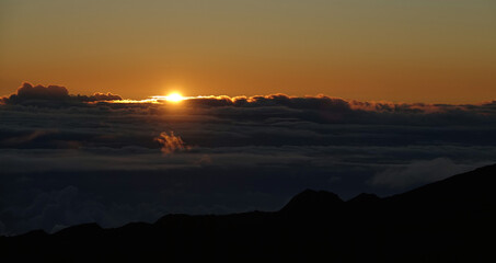 Lever du soleil sur le Piton de la Fournaise sur l'île de la Réunion