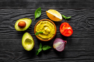 Obraz na płótnie Canvas Guacamole dip in bowl with avocado and lime
