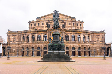 Obraz premium Semperoper building, the state opera house in the old town of Dresden, Germany
