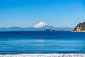 神奈川県逗子海岸からの富士山と江ノ島