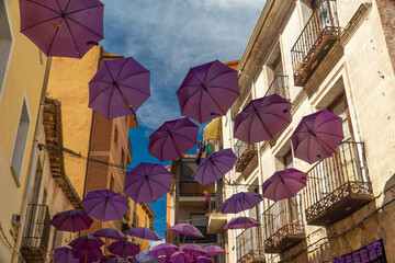 Pueblo celebrando la floración de la lavanda, paraguas morados colgados por las calles del pueblo,...