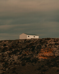 Paz y libertad lejos de la ciudad, casa blanca solitaria sobre la monta&ntilde;a, casa blanca con tejado gris en lo alto de la monta&ntilde;a