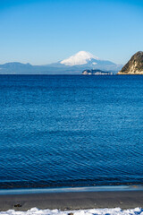 神奈川県逗子海岸からの富士山と江ノ島