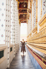 Obraz na płótnie Canvas Blonde Frau bewundert buddhistischen Tempel in Bangkok, Thailand