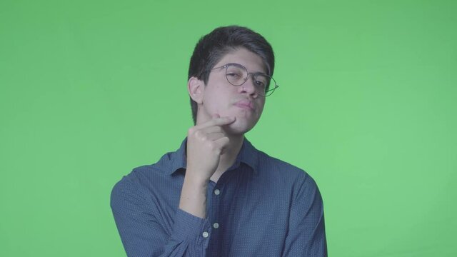 Hombre dudoso preguntando con su expreci&oacute;n corporal