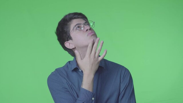 Hombre dudoso preguntando con su expreci&oacute;n corporal