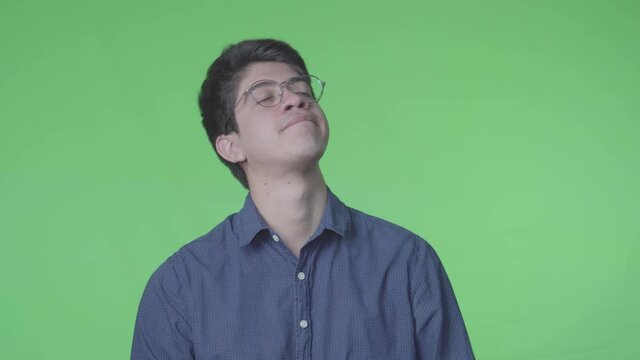 Hombre latino decepcionado negando con su expreci&oacute;n