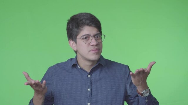 Hombre preguntando qu&eacute; pasa con fondo verde