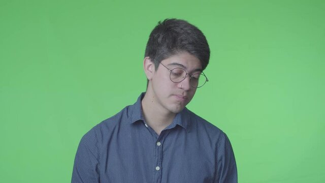 Hombre triste y decepcionado con fondo verde