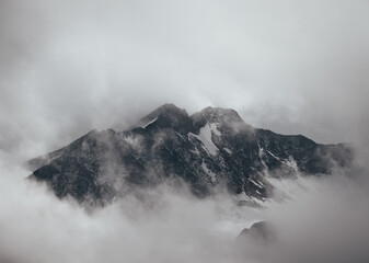 Montaña con niebla