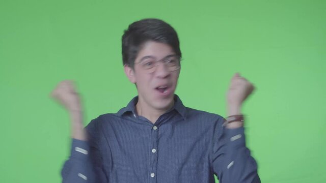 Hombre muy sorprendido gritando muy alegre con fondo verde