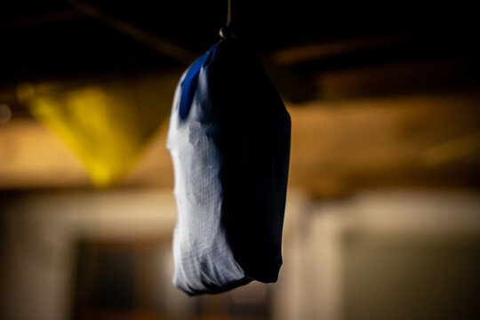 Ein alter Boxsack in einer Garage