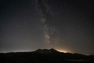 Fototapeta na wymiar Vía Láctea vertical a la montaña Parque Nacional Sierra de las Nieves 