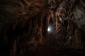Espeleología linterna en cueva 