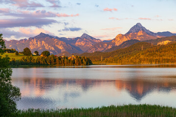 Blick &uuml;ber den Weissensee im Allg&auml;u bei Sonnenuntergang