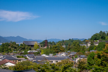 Obraz premium 青空と美しい日本の家屋の風景