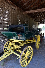 Fototapeta na wymiar old carriage in the village