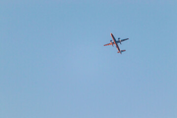夕方の青空を飛ぶ飛行機