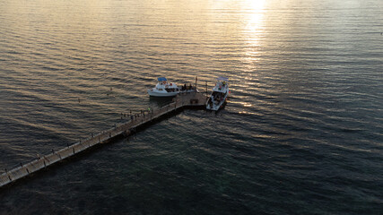 Obraz premium Aerial photo of a boat on the beach of Cozumel in Mexico