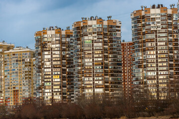 multi-storey business class buildings of the early 2000s. Classical architecture, combining a monolithic frame and light brown ceramic bricks. Visible alterations that changed the facade