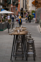 mesas y sillas de una terraza de un bar