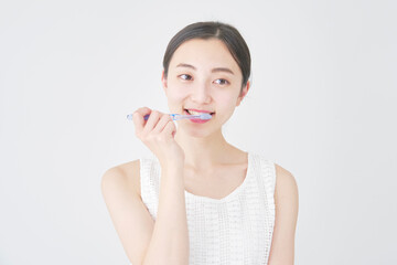 女性　歯磨き　白背景